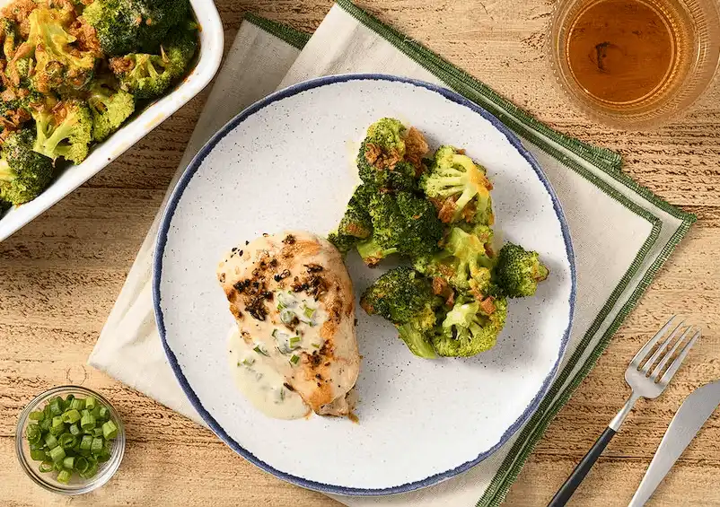 Everything-Bagel-Chicken-with-Cheesy-Broccoli-Au-Gratin-min