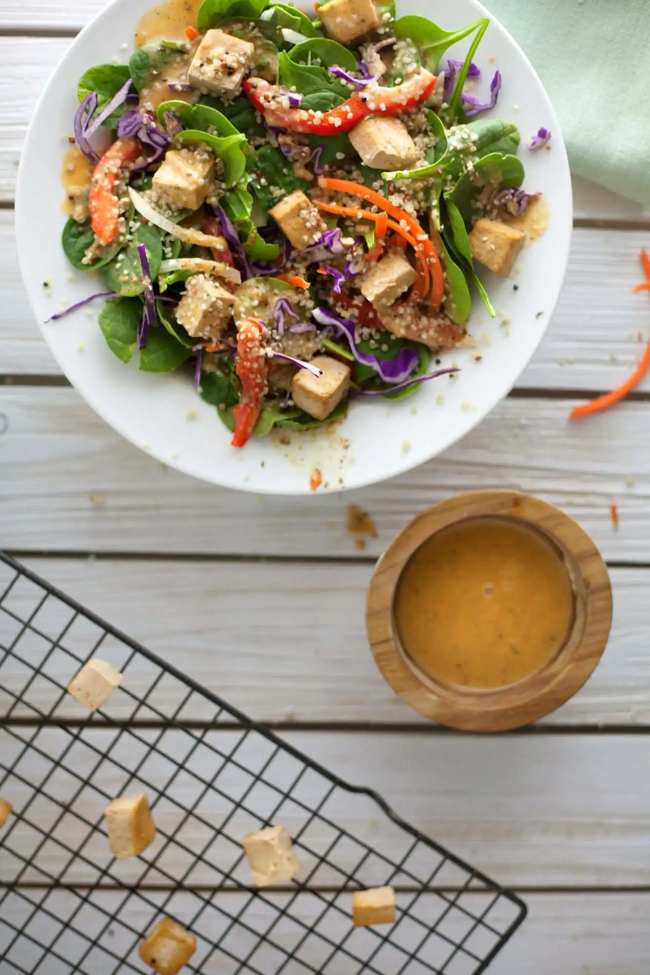 Paprika-Spinach-Salad-with-Baked-Tofu-and-Hemp-Hearts