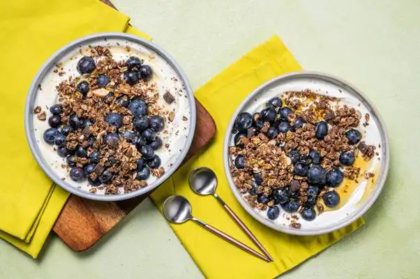 Blueberry-Granola-Greek-Style-Yoghurt-Bowl-with-Honey