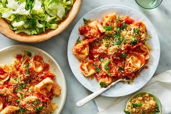 Cheese-Tortelloni-Marinara-with-Garlic-Butter-Breadcrumbs-Tossed-Salad