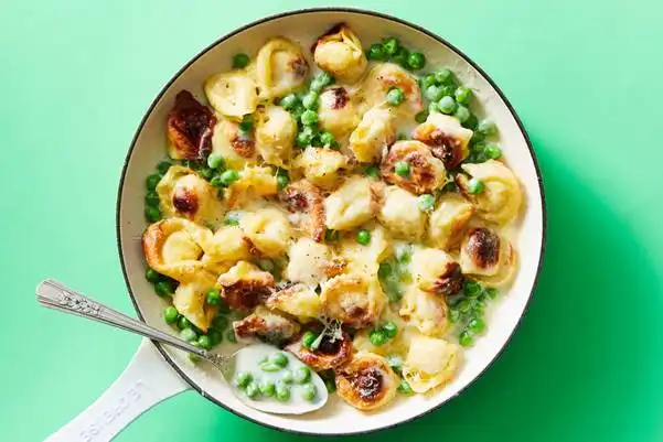 Easy-Peas-y-Tortelloni-Alfredo-with-Melted-Parmesan