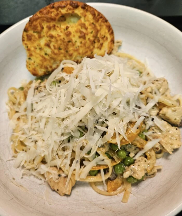 TRUFFLE LINGUINE WITH CHICKEN cremini mushrooms, garlic, peas from Green Chef, photographed by u/cera84.