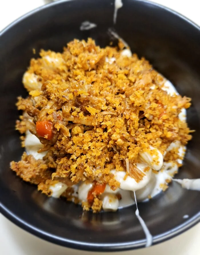 Blue Apron BBQ pulled pork mac and cheese topped with toasted breadcrumbs in a black bowl
