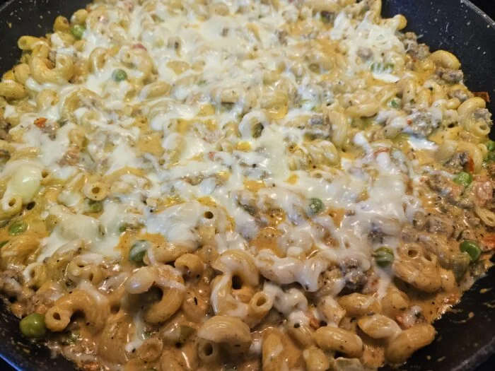 BEEF CAVATAPPI SKILLET roasted red peppers, peas, Parmesan, mozzarella from Green Chef, photographed by u/cera84.