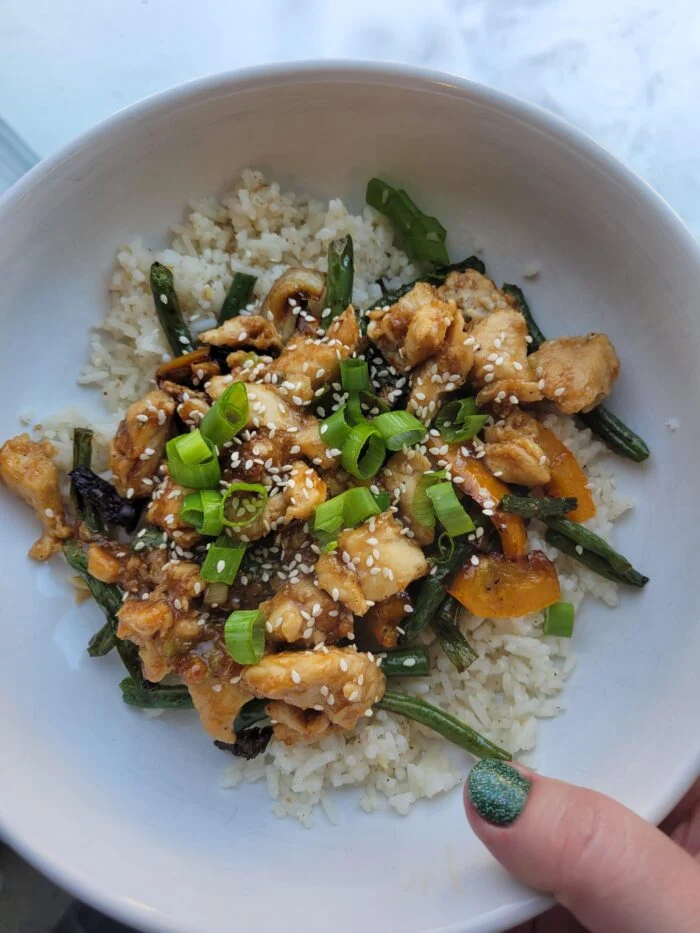 HelloFresh honey hoisin chicken over jasmine rice with green beans, peppers, scallions and sesame seeds in a bowl