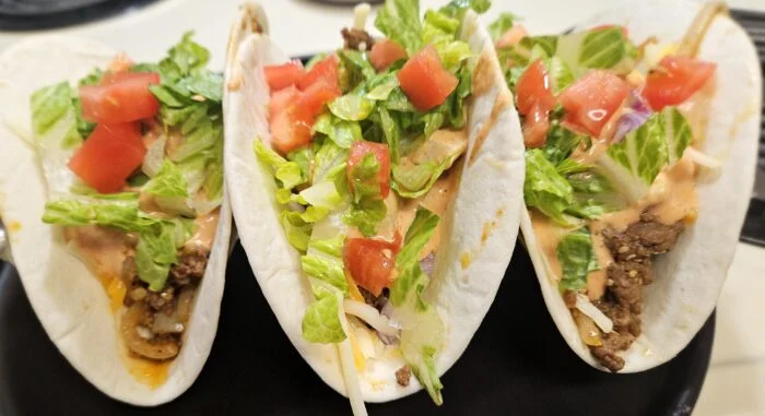 Marley Spoon cheeseburger tacos with ground beef, cheese, lettuce, tomato and special sauce in flour tortillas