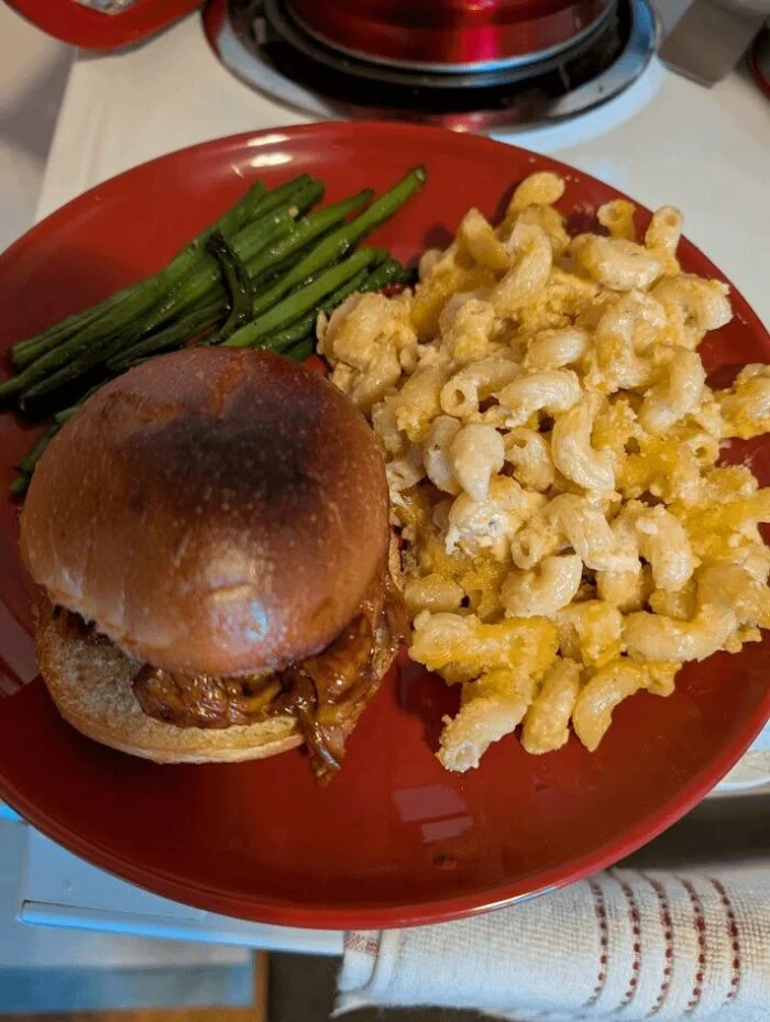 HelloFresh pulled chicken sandwich with macaroni and cheese and green beans.